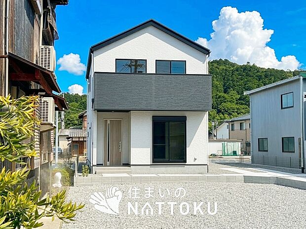 【現地写真(外観)】雨で汚れを落とし、耐久性・耐候性に優れた外壁を使用しています。