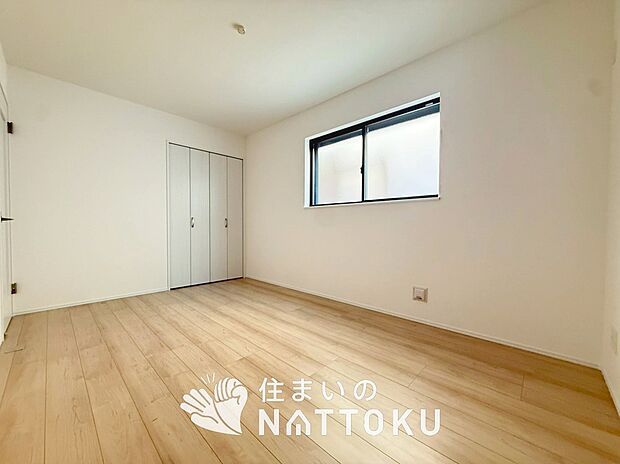 【現地写真(洋室)】木目の美しさを際立たせるシンプルデザインの建具を使用しています。