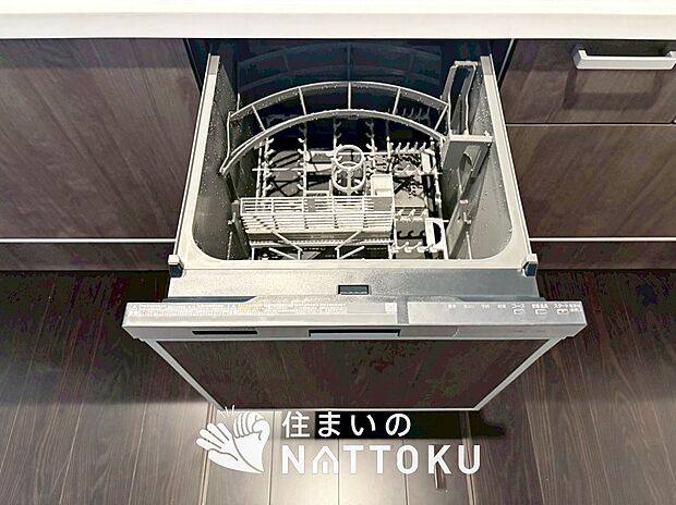 【食器洗い乾燥機】食後の時間にゆとりを与えてくれる食器洗い乾燥機。
操作ボタンも上面にあるので、腰をかがめずに操作ができラクラクです。