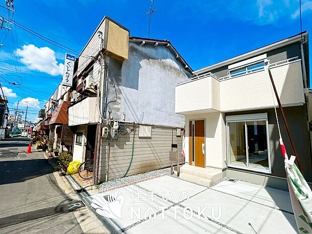 【現地写真(前道含む外観)】軽くて火災に強い屋根材を採用し、地震時の建物への負担や揺れを軽減しています。