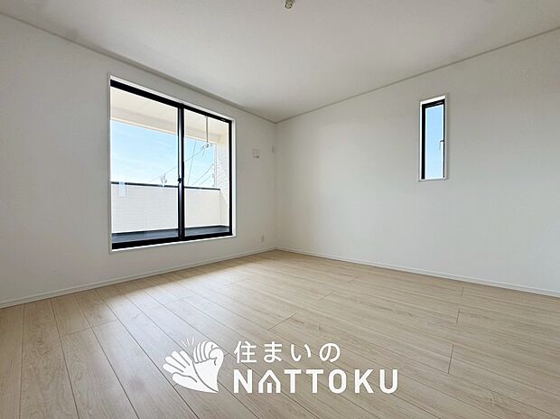 【現地写真(寝室)】木目の美しさを際立たせるシンプルデザインの建具を使用しています。