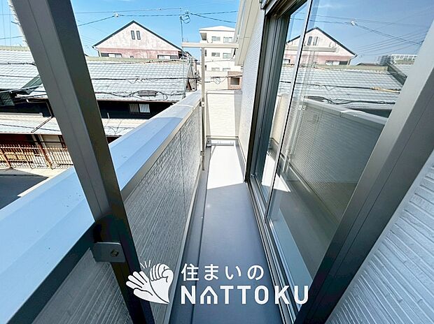【バルコニー】奥行きが広く、洗濯物をゆったりと干せる十分な広さで、家族の洗濯も捗ります。