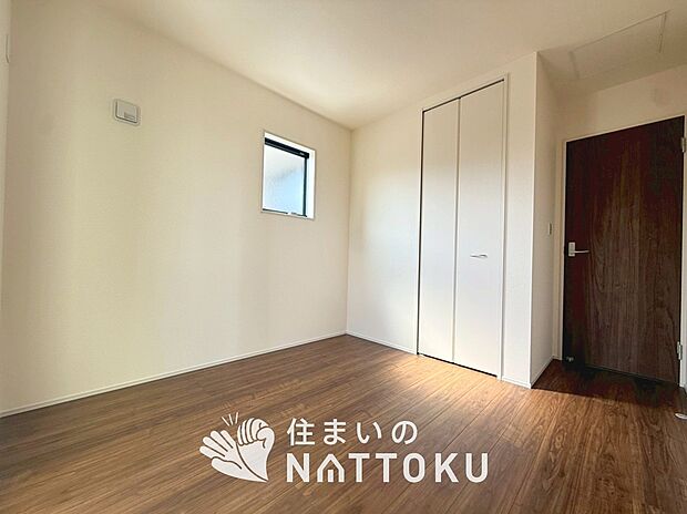 【現地写真(洋室)】木目の美しさを際立たせるシンプルデザインの建具を使用しています。