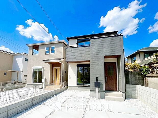 【現地写真(街並み)】雨で汚れを落とし、耐久性・耐候性に優れた外壁を使用しています。