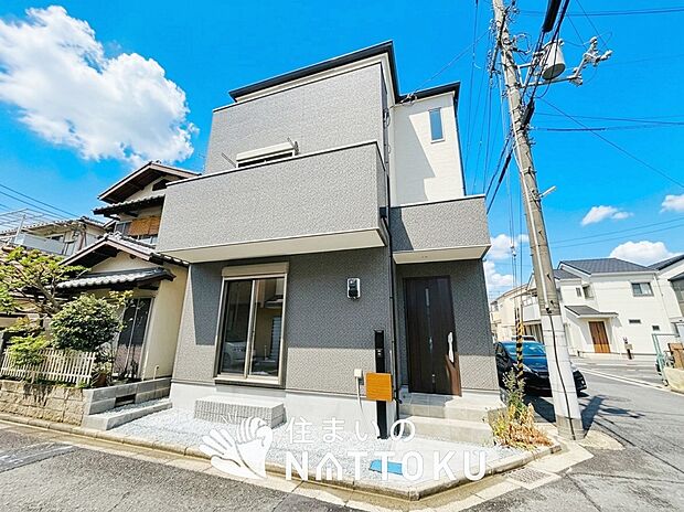 【現地写真(外観)】雨で汚れを落とし、耐久性・耐候性に優れた外壁を使用しています。