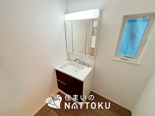 【洗面台・洗面所】鏡の両サイドは、必要なものを取出しやすく、大きな鏡面で朝の準備も快適。
使いやすいリフトアップ機能付きのシングルレバーシャワー水栓付です。