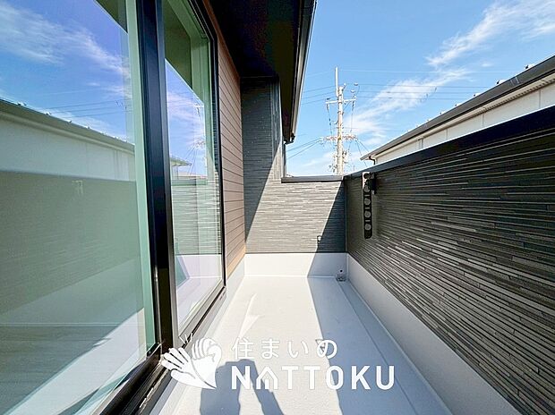 【バルコニー】奥行きが広く、洗濯物をゆったりと干せる十分な広さで、家族の洗濯も捗ります。