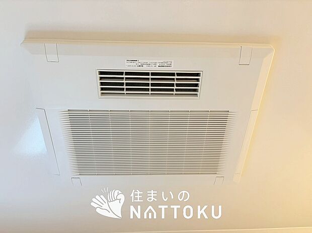 【浴室換気乾燥暖房機】予備暖房や衣類の乾燥に使用できる乾燥機を設置。
雨の日の洗濯物や、部屋干しの衣類等の乾燥に活躍します。