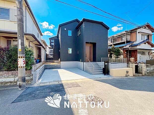 【現地写真(前道含む外観)】軽くて火災に強い屋根材を採用し、地震時の建物への負担や揺れを軽減しています。