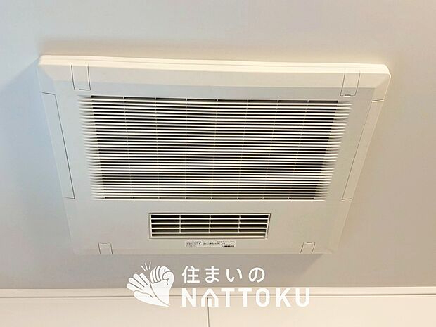 【電気式浴室暖房換気乾燥機】寒い冬場はあたたかく、暑い夏場は扇風機のような心地よさです。
雨の日は、浴室が衣類乾燥スペースになります。
