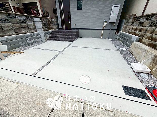 【現地写真(駐車場)】駐車スペースが広く、運転が苦手な方も安心です。