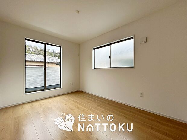 【現地写真(寝室)】木目の美しさを際立たせるシンプルデザインの建具を使用しています。