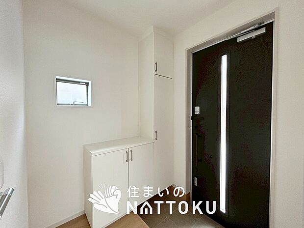 【現地写真(玄関)】玄関には、大型のシューズ収納を設置しています。