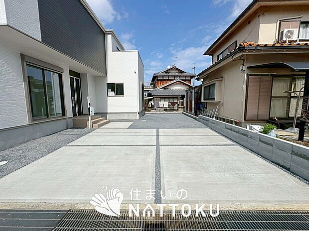 【現地写真(駐車場)】駐車スペースが広く、運転が苦手な方も安心です。