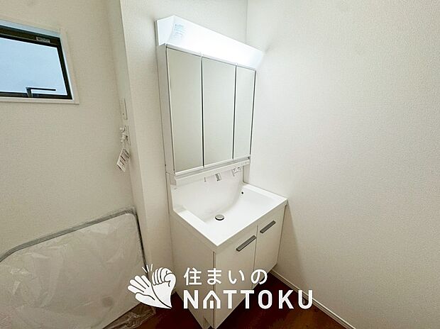 【洗面台・洗面所】鏡の両サイドは、必要なものを取出しやすく、大きな鏡面で朝の準備も快適。
使いやすいリフトアップ機能付きのシングルレバーシャワー水栓付です。