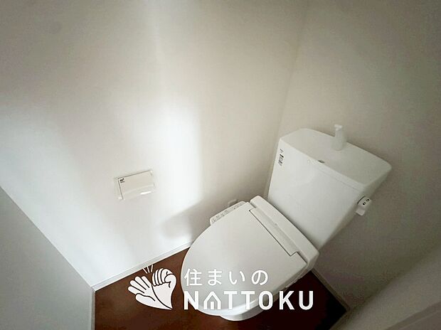 【トイレ】汚れてもサッとひと拭きでお手入れ簡単、エコ仕様の温水洗浄便座付きのトイレです。
バリアフリーにも配慮しています。