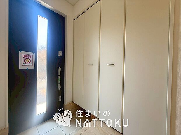 【現地写真(玄関)】玄関には、大型のシューズ収納を設置しています。