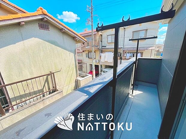 【バルコニー】奥行きが広く、洗濯物をゆったりと干せる十分な広さで、家族の洗濯も捗ります。