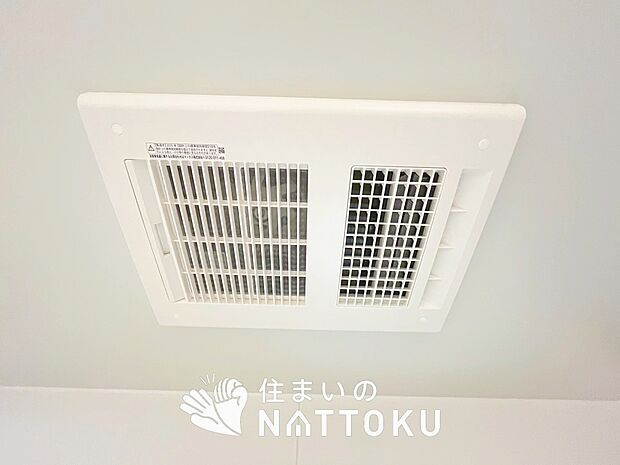 【浴室暖房換気乾燥機】サイドブロー機能で、乾燥効率アップです。
サイドに吹き出しを搭載することにより浴室内を端まで循環する気流ができ、さらに省エネ性能がアップします。