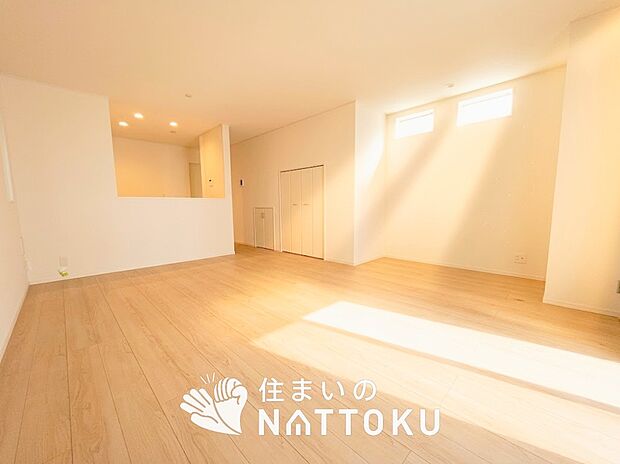 【現地写真(リビング)】フローリング材には、木目、色調など木材特有の風合いがあり、ナチュラルな美しさになっています。