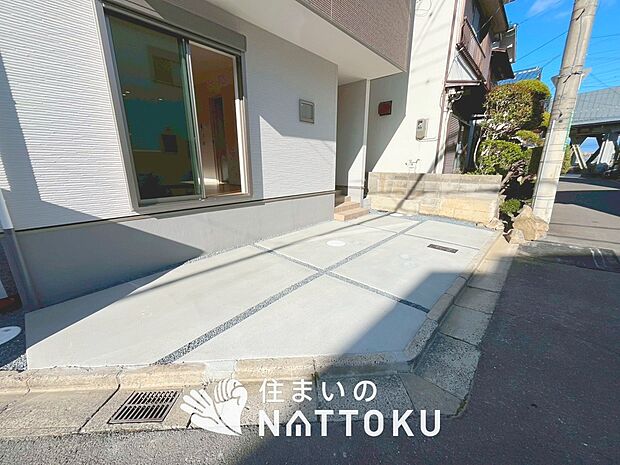 【現地写真(駐車場)】駐車スペースが広く、運転が苦手な方も安心です。