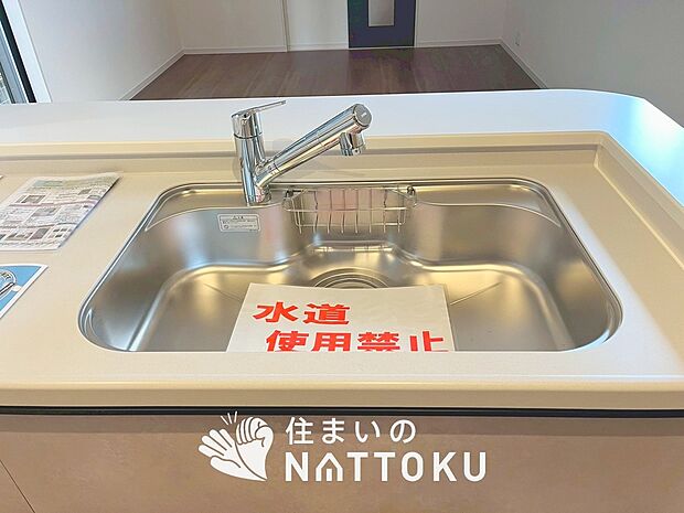 【浄水器内臓型ハンドシャワー付シンク】傷や汚れが付きにくい静音仕様の全面エンボス加工シンク。
また、蛇口の先端に浄水器を内蔵。浄水シャワーが使える毎分4リットルのたっぷり浄水。