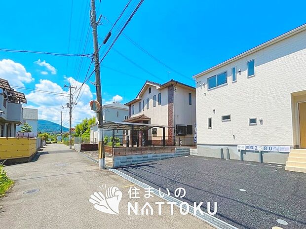 【現地写真(前道含む外観)】軽くて火災に強い屋根材を採用し、地震時の建物への負担や揺れを軽減しています。