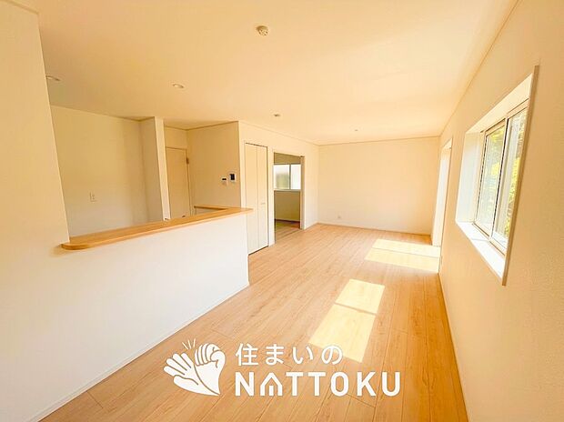 【現地写真(リビング)】フローリング材には、木目、色調など木材特有の風合いがあり、ナチュラルな美しさになっています。