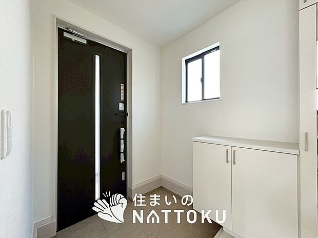 【現地写真(玄関)】玄関には、大型のシューズ収納を設置しています。