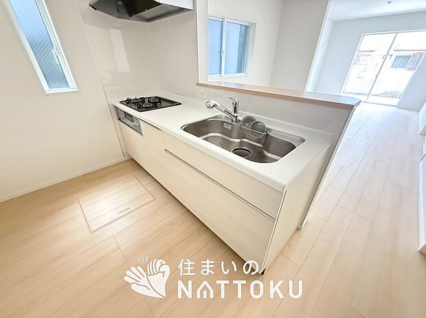 【現地写真(キッチン)】収納たっぷりのシステムキッチン、浄水器付水栓を標準装備しています。