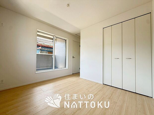 【現地写真(寝室)】木目の美しさを際立たせるシンプルデザインの建具を使用しています。