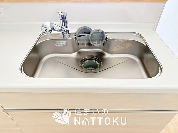 【浄水器内臓ハンドシャワー付シンク】広々とした凸型シンクに洗剤ポケットを標準装備。すっきり収納できます。
また、蛇口の先端に浄水器を内蔵しているため場所をとりません。