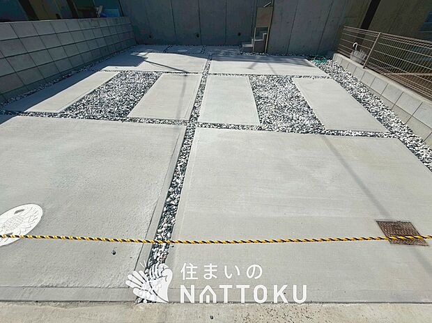 【現地写真(駐車場)】駐車スペースが広く、運転が苦手な方も安心です。