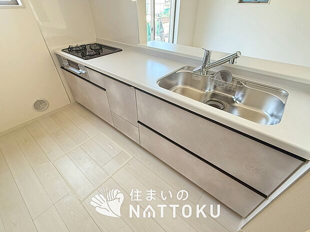 【現地写真(キッチン)】収納たっぷりのシステムキッチン、浄水器付水栓を標準装備しています。