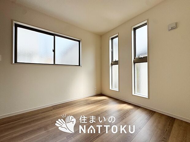 【現地写真（洋室）】木目の美しさを際立たせるシンプルデザインの建具を使用しています。
