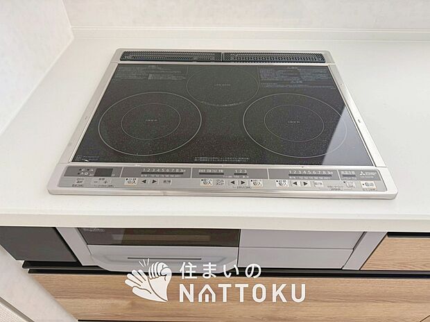 【ビルトインコンロ】フラットな構造で清掃性が高く、過熱防止センサー付３口タイプで日頃の家事も快適です。
