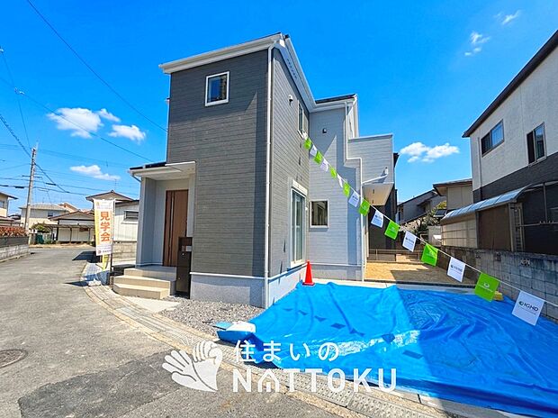 【現地写真（外観）【１号地】】雨で汚れを落とし、耐久性・耐候性に優れた外壁を使用しています。