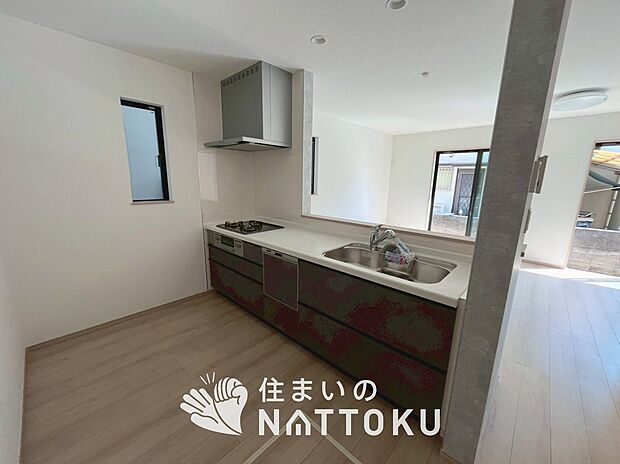 【現地写真（キッチン）】収納たっぷりのシステムキッチン、浄水器付水栓を標準装備しています。