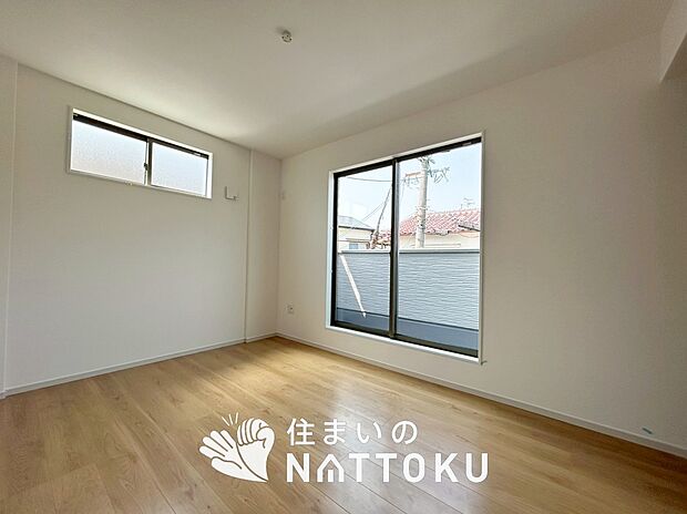 【現地写真（寝室）】木目の美しさを際立たせるシンプルデザインの建具を使用しています。