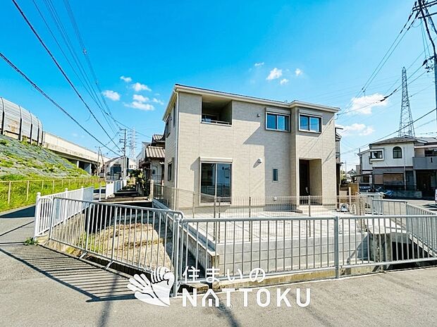 【現地写真(前道含む外観)】軽くて火災に強い屋根材を採用し、地震時の建物への負担や揺れを軽減しています。