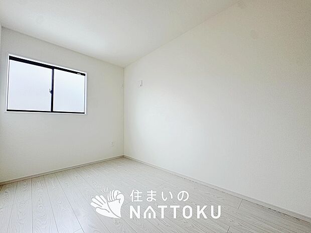 【現地写真(洋室)】木目の美しさを際立たせるシンプルデザインの建具を使用しています。