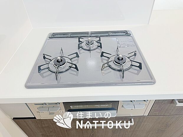 【ビルトインコンロ】フラットな構造で清掃性が高く、過熱防止センサー付3口タイプで日頃の家事も快適です。