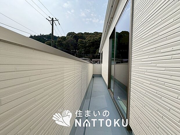 【バルコニー】奥行きが広く、洗濯物をゆったりと干せる十分な広さで、家族の洗濯も捗ります。