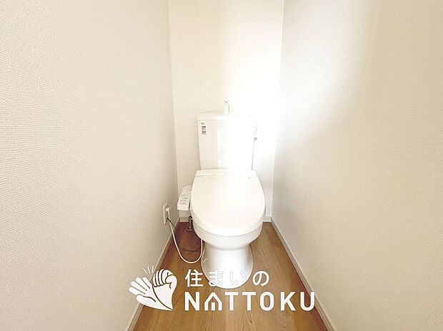 【トイレ】汚れてもサッとひと拭きでお手入れ簡単、エコ仕様の温水洗浄便座付きのトイレです。
バリアフリーにも配慮しています。