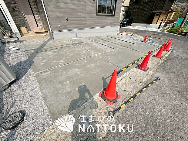 【現地写真(駐車場)】駐車スペースが広く、運転が苦手な方も安心です。