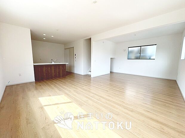 【現地写真(リビング)】フローリング材には、木目、色調など木材特有の風合いがあり、ナチュラルな美しさになっています。