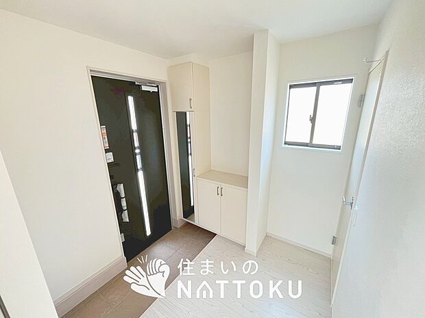【現地写真（玄関）】玄関には、大型のシューズ収納を設置しています。