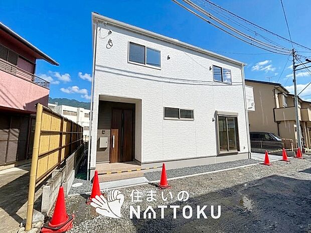 【現地写真(外観)】軽くて火災に強い屋根材を採用し、地震時の建物への負担や揺れを軽減しています。