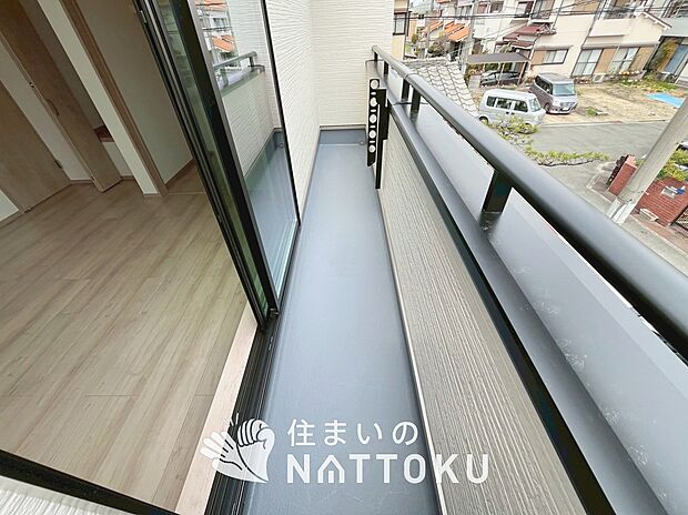 【バルコニー】奥行きが広く、洗濯物をゆったりと干せる十分な広さで、家族の洗濯も捗ります。