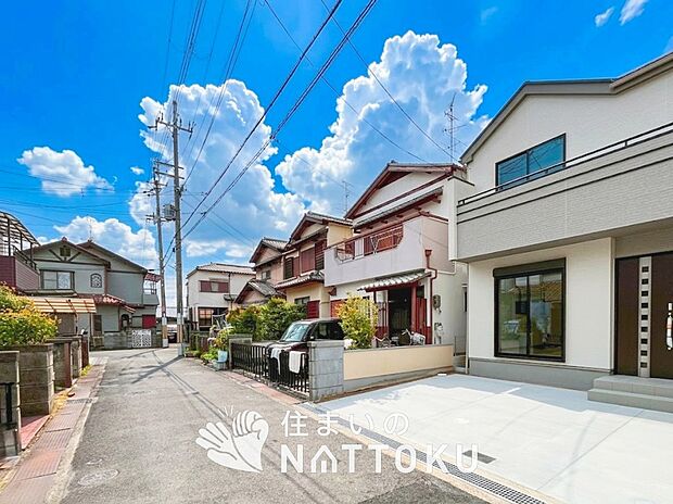 【現地写真（前道含む外観）】軽くて火災に強い屋根材を採用し、地震時の建物への負担や揺れを軽減しています。